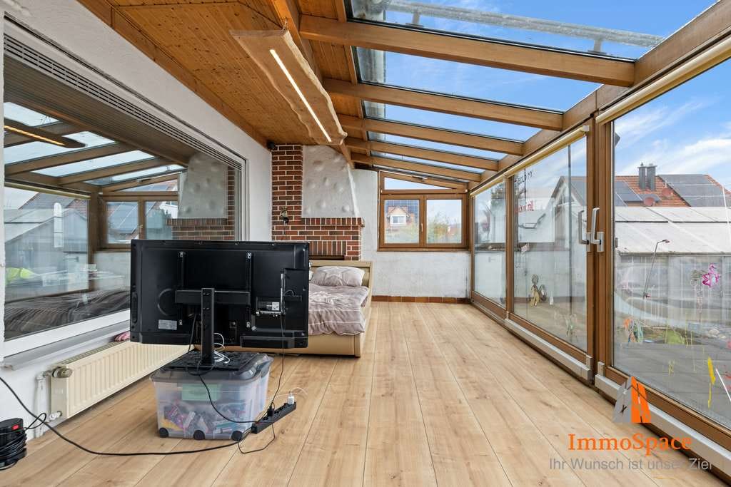 Immobilie in Horgau - Großzügiger Bungalow mit XXL-Wintergarten, lichtdurchflutetem Wohnkonzept und idyllischem Garten - Bild 4
