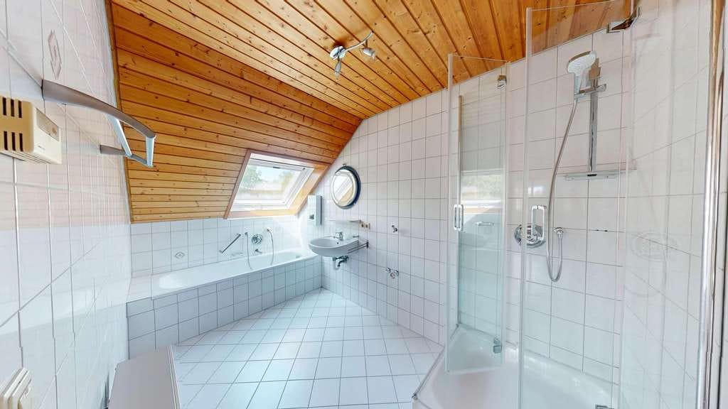 Immobilie in Wolpertswende - Bezugsfreie 3,5-Zimmer-Dachgeschosswohnung mit Garage, PV und Schwedenofen - Bild 4