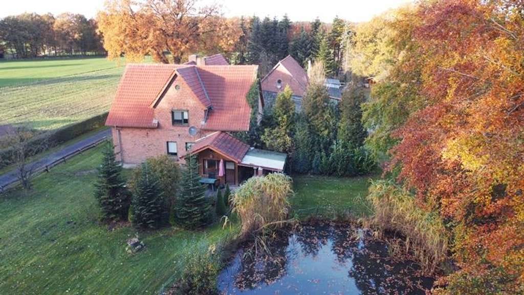 Immobilie in Beverstedt - immo-schramm.de: Resthof: Bauernhaus mit zwei Wohnungen und Nebengebäuden - Bild 2