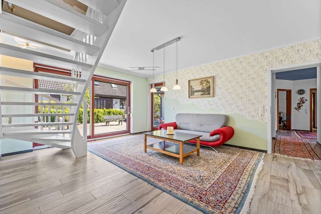 Immobilie in Worpswede - Großzügiges Wohnhaus in Worpswede mit flexibler Nutzung und 3 Garagen - Bild 1