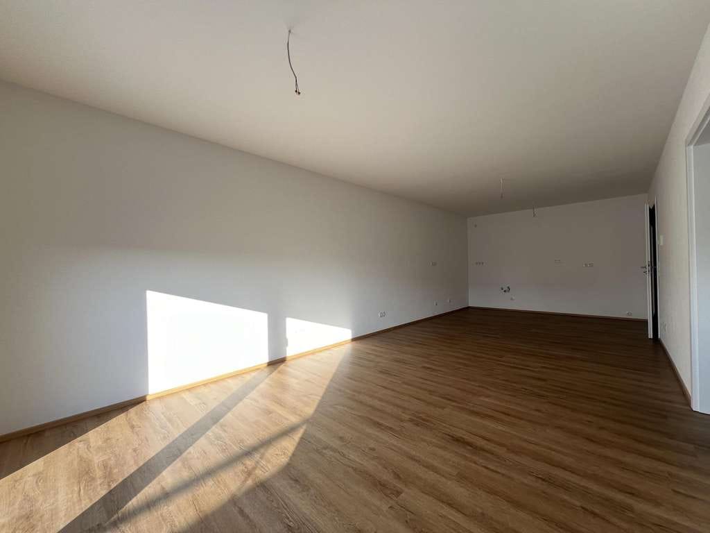 Immobilie in Ergoldsbach - Moderne 2-Zimmer-Wohnung mit Balkon & TG-Stellplatz in ruhiger Lage - Bild 3