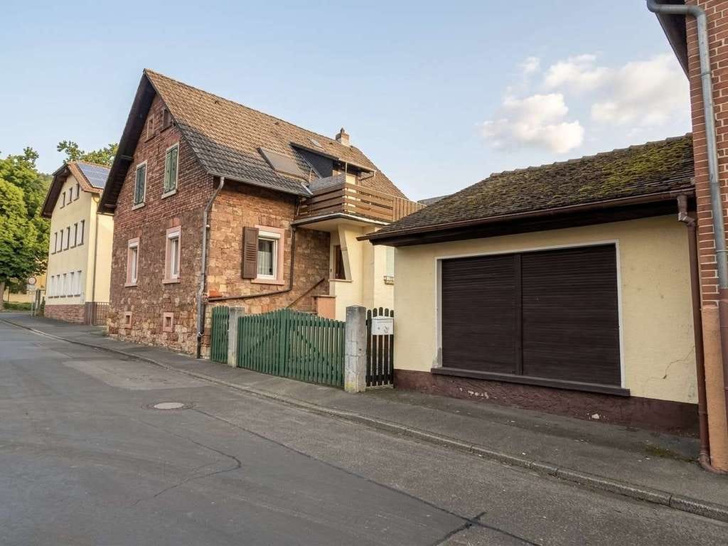 Immobilie in Gelnhausen - Raum für Ideen: Sanierungsbedürftiges Familienhaus mit Garten und Nebengebäuden in Gelnhausen/Roth - Bild 1