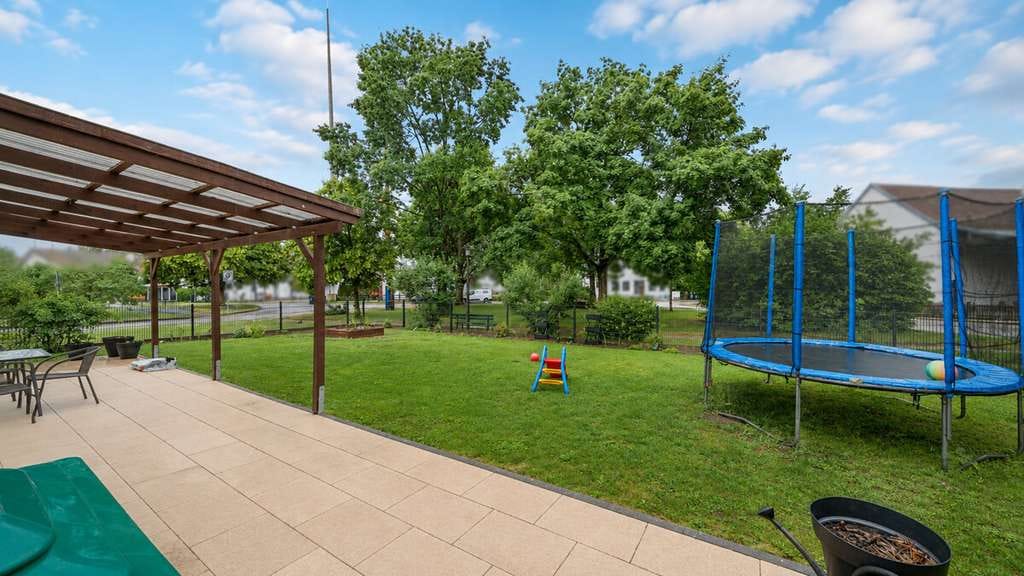 Immobilie in Langenpreising - Energieeffizientes Familienhaus in Langenpreising mit großem Grundstück, Doppelgarage und PV-Anlage - Bild 2