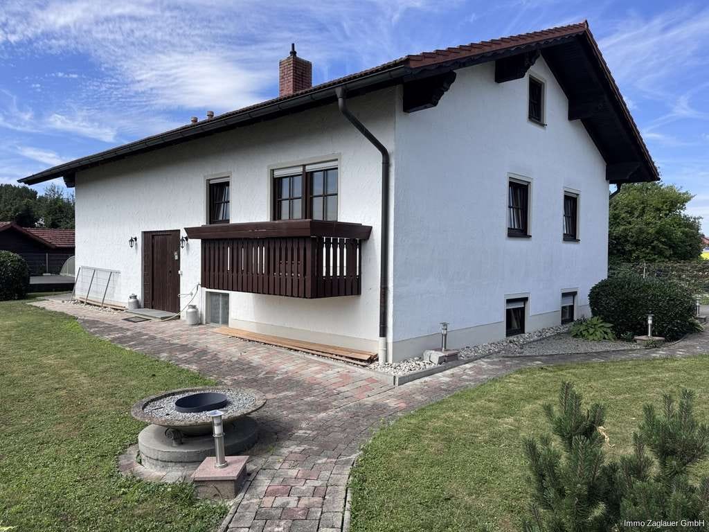 Immobilie in Hengersberg - Gepflegtes Einfamilienhaus mit Split-Level-Grundriss, großem Garten und Gestaltungsmöglichkeiten - Bild 0