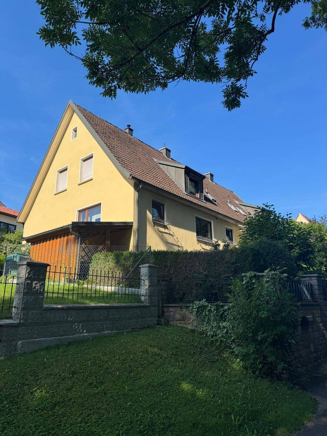 Immobilie in Neustadt an der Aisch - Attraktives Angebot! Gepflegtes Anwesen in herrlicher Aussichtslage - auch Platz für Oma und Opa! - Bild 0
