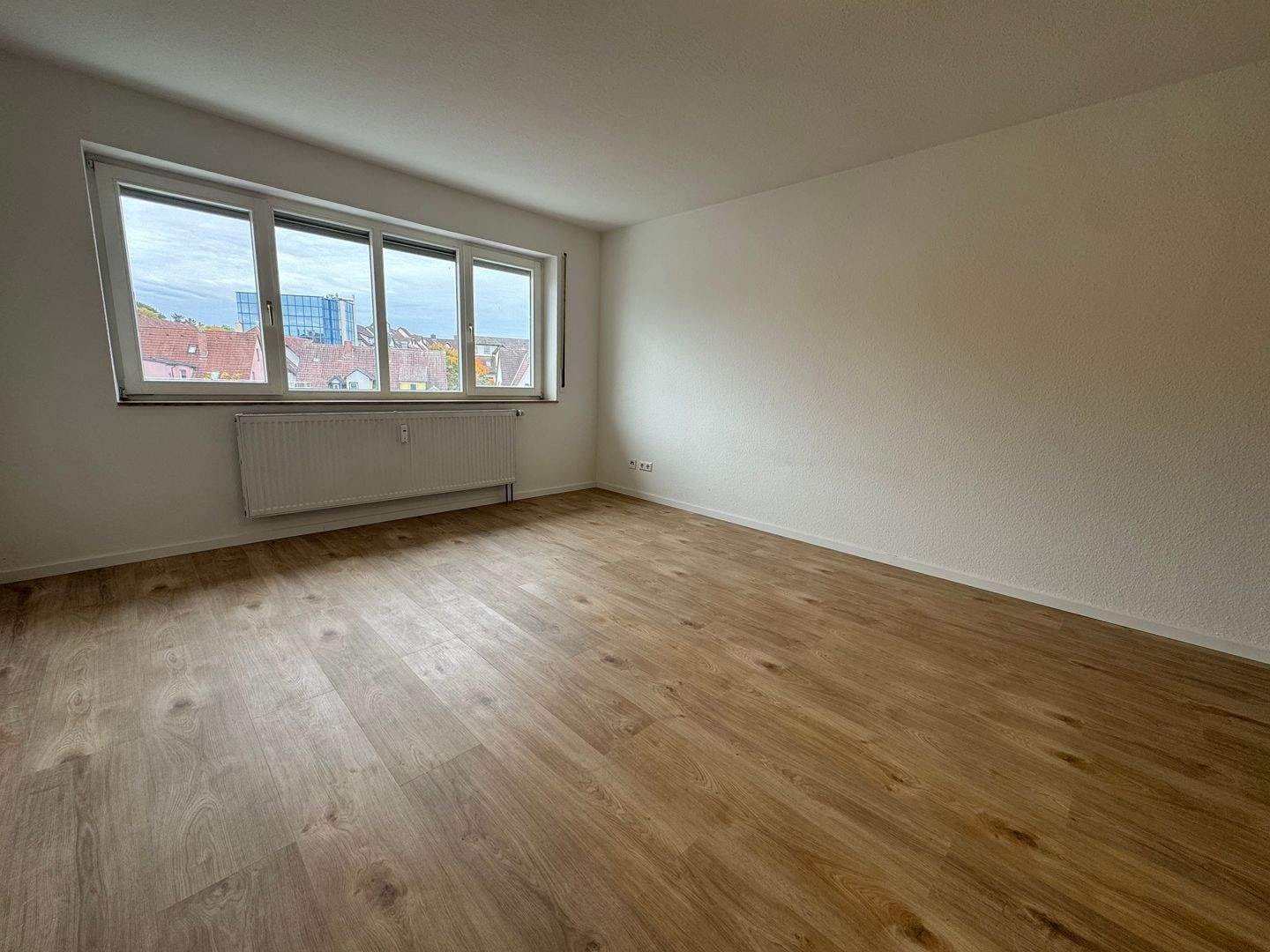 Immobilie in Villingen-Schwenningen - AB SOFORT FREI - Lichtdurchflutetes 1-Zimmerappartement, *Mit Keller, Einbauküche und TG Stellplatz* Auf Wunsch auch möbliert - Bild 2