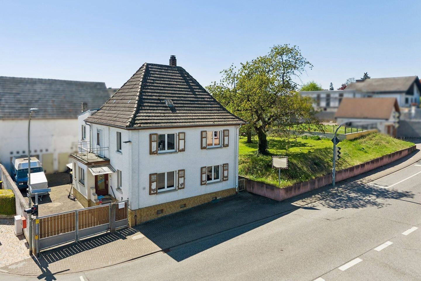Immobilie in Wölfersheim - Ideal für Familien - Großzügiges Einfamilienhaus mit Nebengebäude auf großem Grundstück - Bild 1
