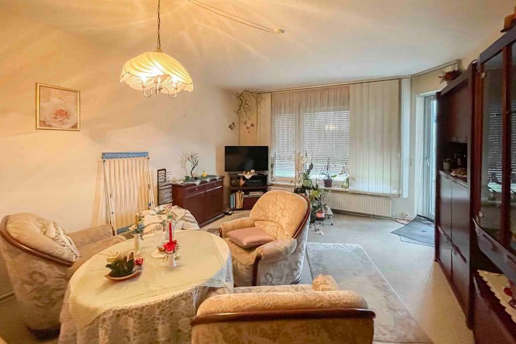 Immobilie in Lübeck - Sanierungsprojekt mit Potenzial: 3-Zimmer-Wohnung auf Erbbaugrundstück in ruhiger Wohnanlage - Bild 2