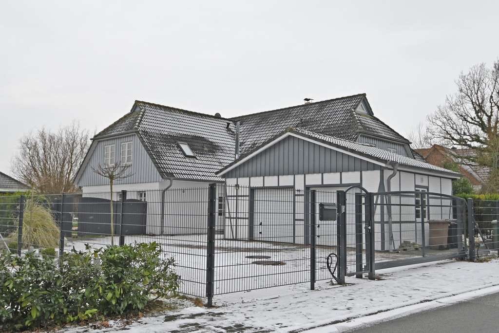 Immobilie in Wendtorf - Modernes Haus in Wendtorf, Wohnfläche ca 350 m², aktuell 3 Wohnungen, aber auch zusammen nutzbar - Bild 1