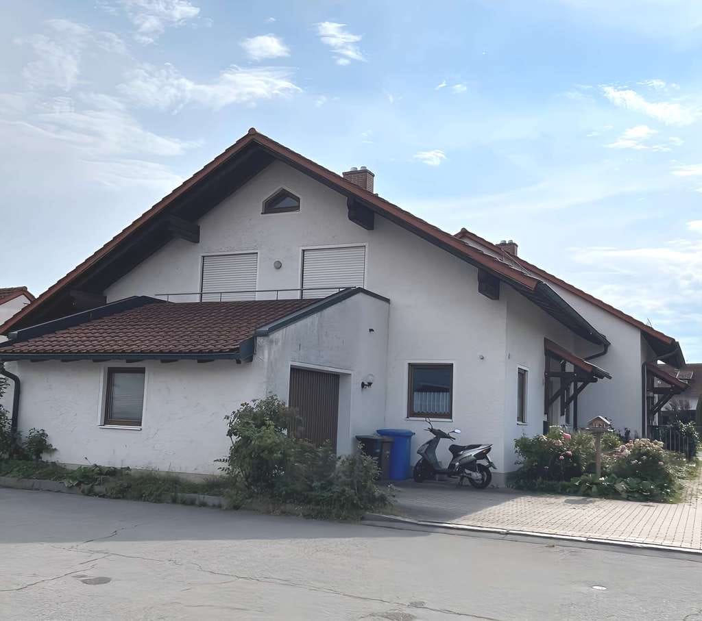 Immobilie in Hofkirchen - Sehr gepflegtes Einfamilienhaus/Doppelhaushälfte mit Garten und Terrasse in zentraler Lage - Bild 0