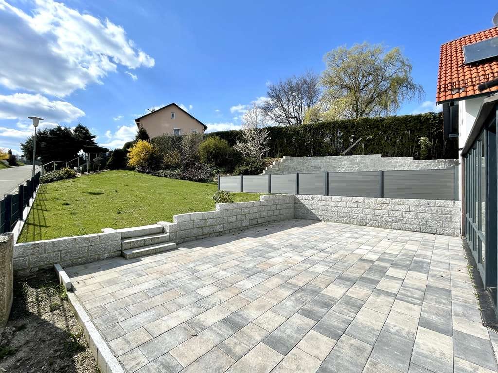 Immobilie in Pfeffenhausen - Familientraum mit Garten: Frisch saniertes Mehrgenerationenhaus mit Terrasse. Ohne Provision! - Bild 0