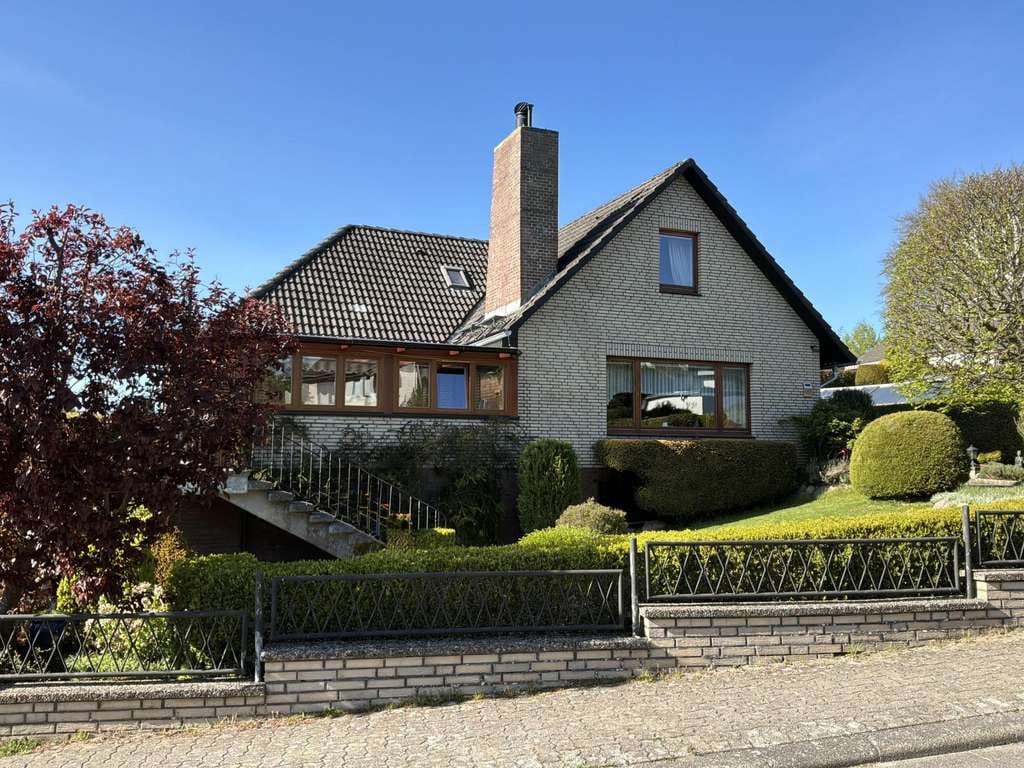Immobilie in Fahrenkrug - Ein Zuhause mit Perspektive: Großzügiges EFH mit Einliegerwhg. und überdachter Terrasse - Bild 0