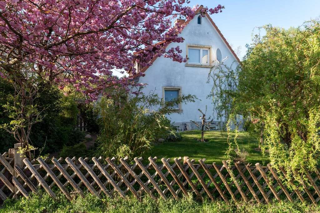 Immobilie in Jesteburg - Charmantes, entwicklungsfähiges Dreifamilienhaus zzgl. kleiner Gewerbeeinheit in zentraler Lage von  - Bild 1