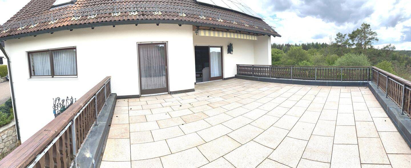 Immobilie in Pottenstein - Charmantes Einfamilienhaus mit Doppelgarage, PV-Anlage & Weitsicht in Toplage Pottenstein. - Bild 1