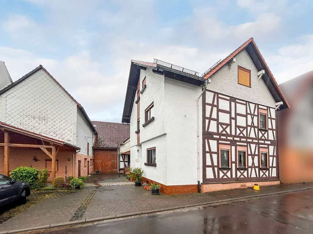 Immobilie in Schotten - Charmantes Einfamilienhaus mit historischem Fachwerk und großem Platzangebot in Schotten - Bild 0