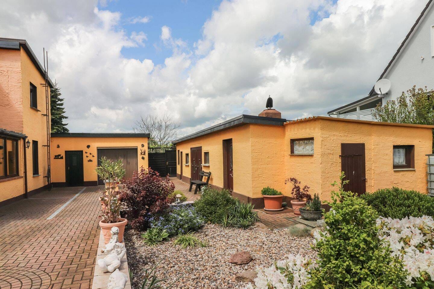 Immobilie in Wolmirsleben - Hier wächst Familie - Großzügiges Haus mit Gartenidylle, Pool & Werkstatt - Bild 1