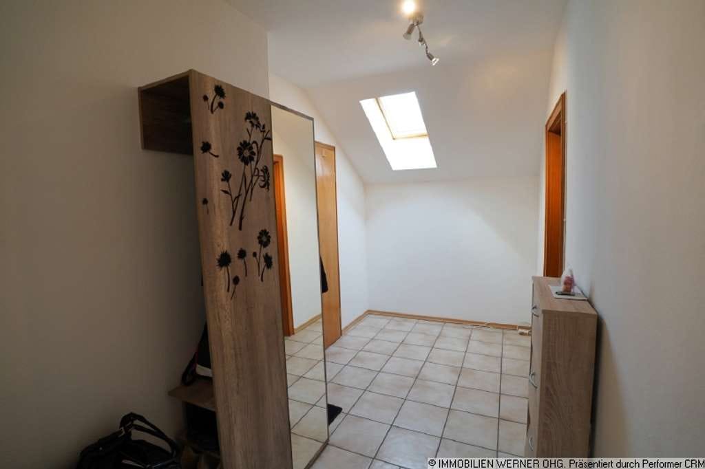 Immobilie in Rohrdorf - ***Frei werdende 2-Zimmer-DG-Wohnung mit Süd-Loggia und TG-Stellplatz in Rohrdorf/ Thansau*** - Bild 2