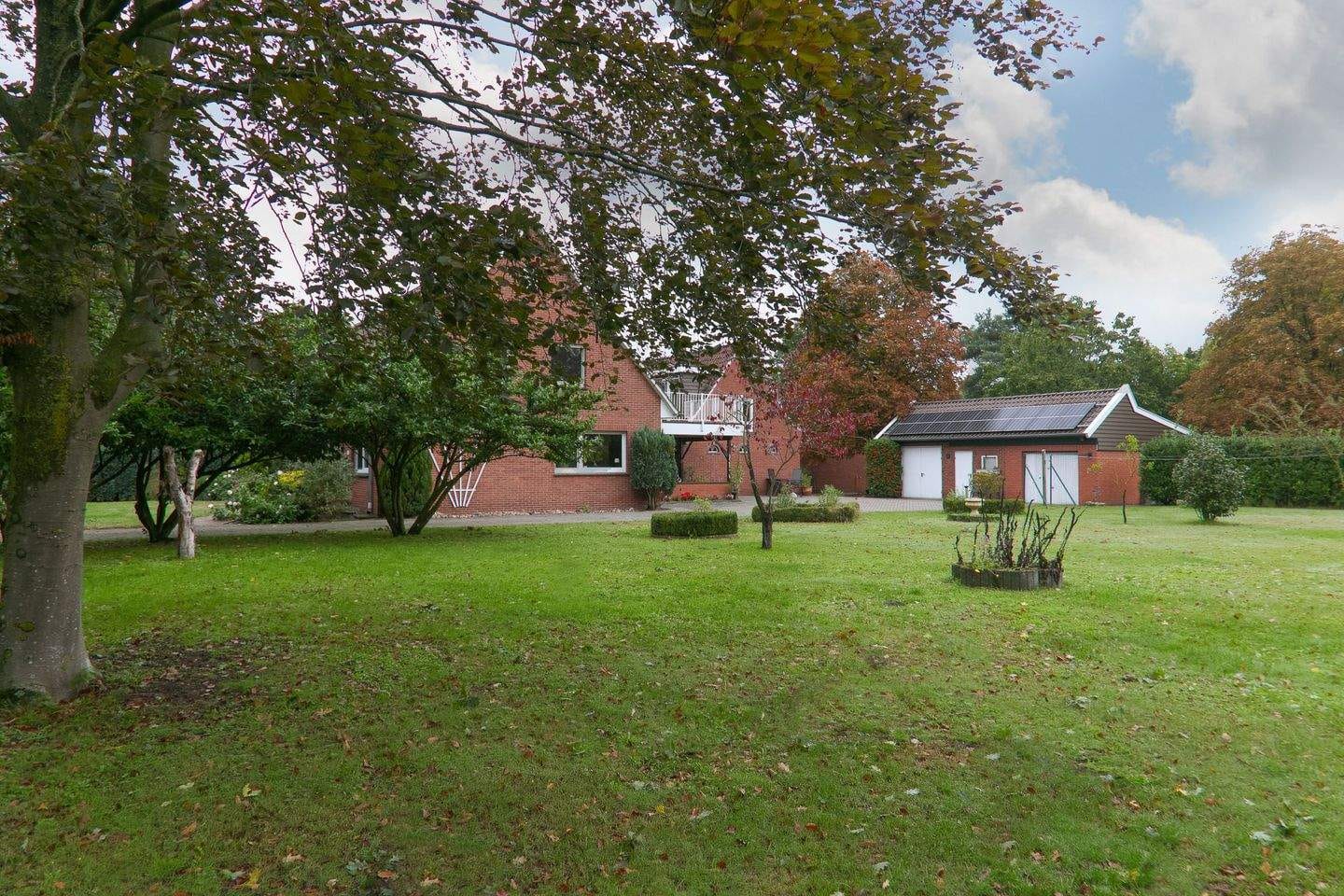 Immobilie in Nordhorn - Freistehendes Wohnen im Grünen – mit Nebengebäude, Doppelgaragen und ideal für Mehrgenerationenwohnen - Bild 3