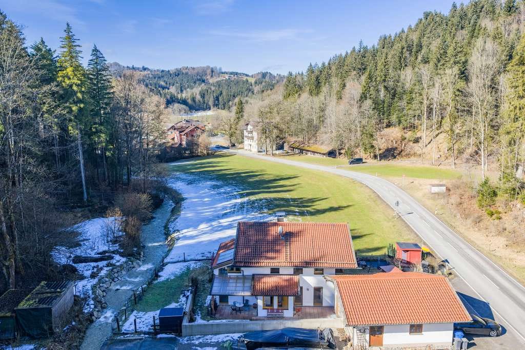 Immobilie in Fischbachau - „Your cozy home“ - Wohlfühlhaus für die Familie am Bach im Leitzachtal. Komplett modernisiert! - Bild 1