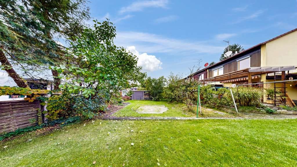 Immobilie in Spardorf - IMMOPARTNER –CHARMANTES REIHENECKHAUS MIT GROSSEM SONNENGARTEN IN RUHIGER LAGE - Bild 1