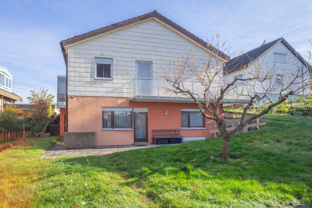 Immobilie in Oberderdingen - Gepflegter Bungalow mit Einliegerwohnung, Doppelgarage und großem Garten in ruhiger Hanglage - Bild 0
