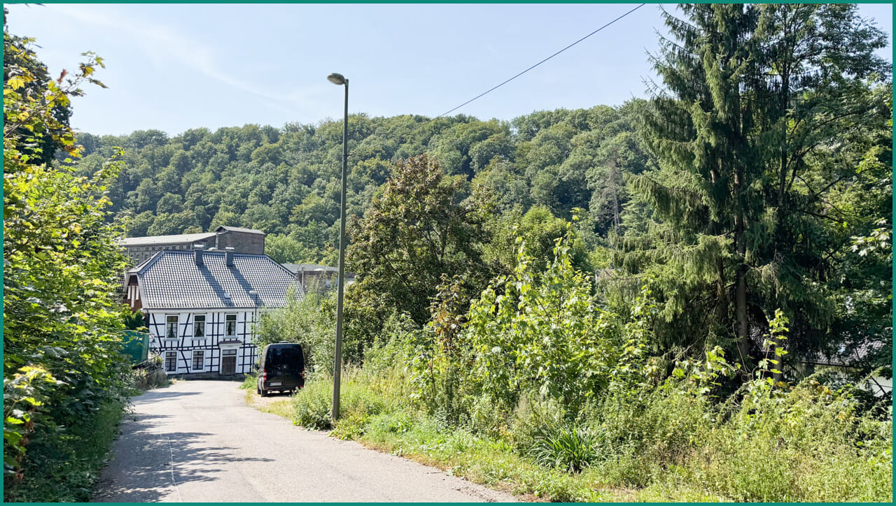Immobilie in Radevormwald - AUS ZWEI MACH 1: PROVISIONSFREIE 3 ZIMMER-ALTBAUWOHNUNG MIT VIEL PLATZ IN VOGELSMÜHLE VON RADEVORMWALD - Bild 1