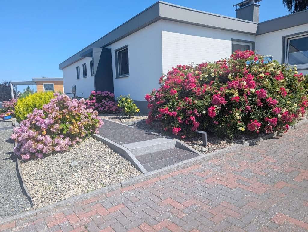 Immobilie in Grömitz - Ländliche Idylle und Meer! Sanierter Bungalow mit drei Wohneinheiten in Grömitz-Brenkenhagen - Bild 2