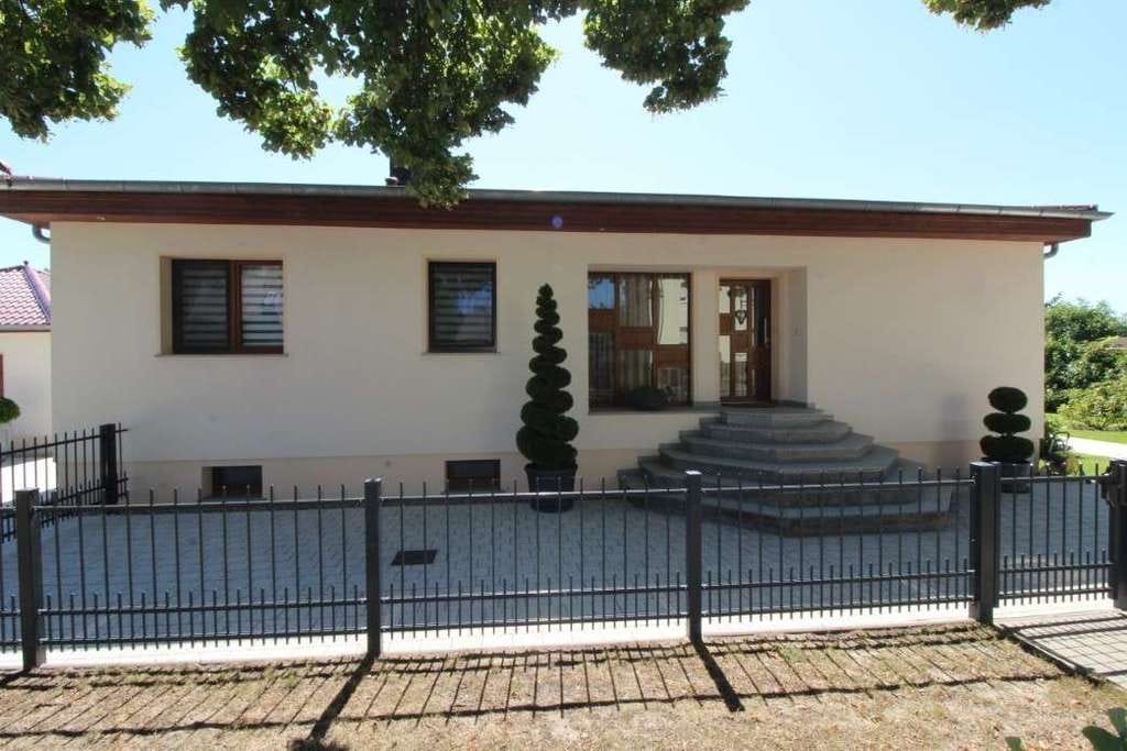 Immobilie in Trebbin - Wohnen wie im Urlaub: sanierter Bungalow mit Pool, Sauna, Terrasse und mehr! - Bild 4