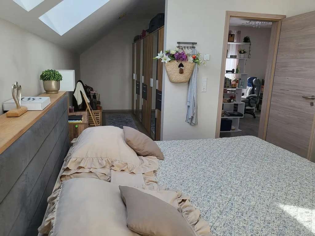 Immobilie in Allmannshofen - Moderne und voll möblierte Doppelhaushälfte mit PV-Anlage, Wellnessbad, Kamin und Traumgarten in ruh - Bild 4