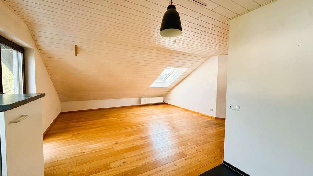 Immobilie in Offenbach an der Queich - Charmante DG-Wohnung mit Balkon, Stellplatz  & EBK in ruhiger Lage - Bild 1