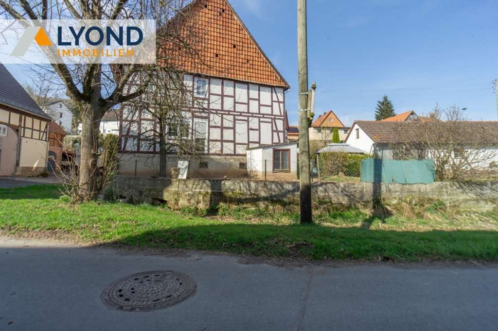 Immobilie in Bad Arolsen - Großzügiges Fachwerkhaus mit großem Grundstück und Entwicklungsmöglichkeiten! - Bild 2