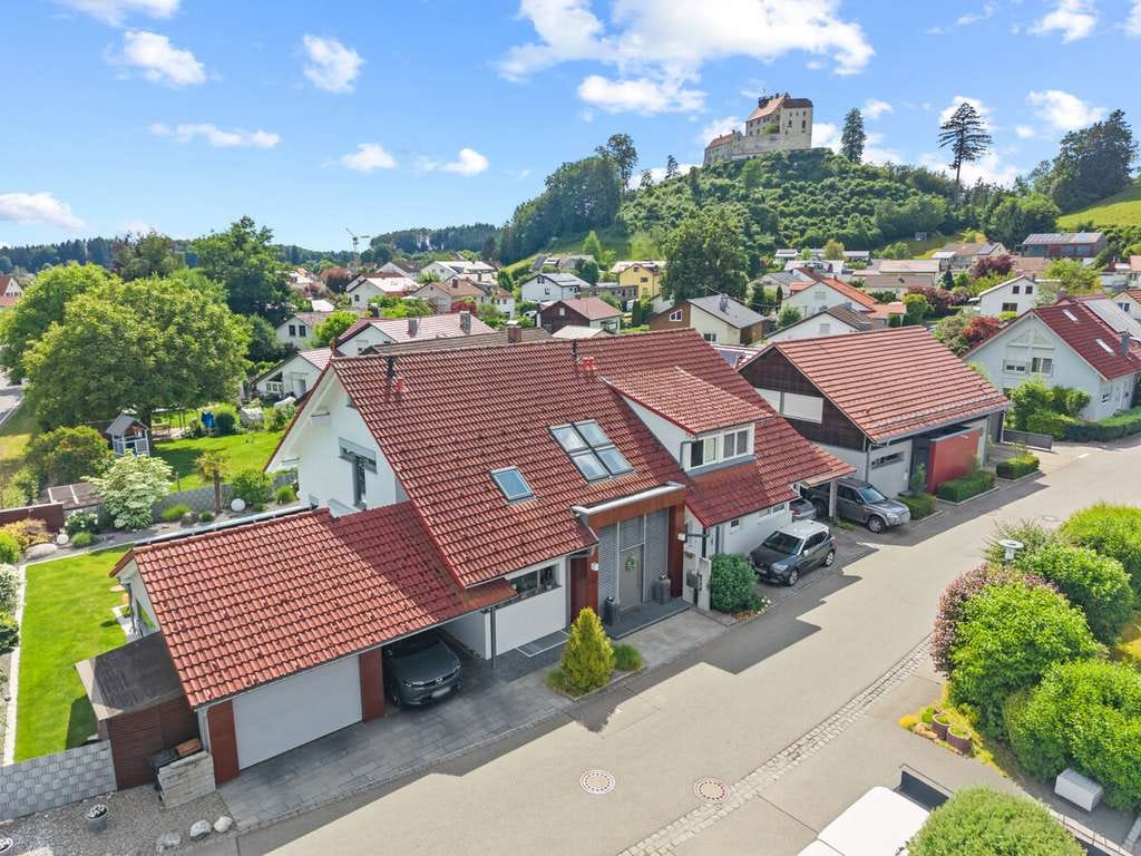 Immobilie in Waldburg - Hochwertige Doppelhaushälfte mit Außenpool in Waldburg - Bild 0