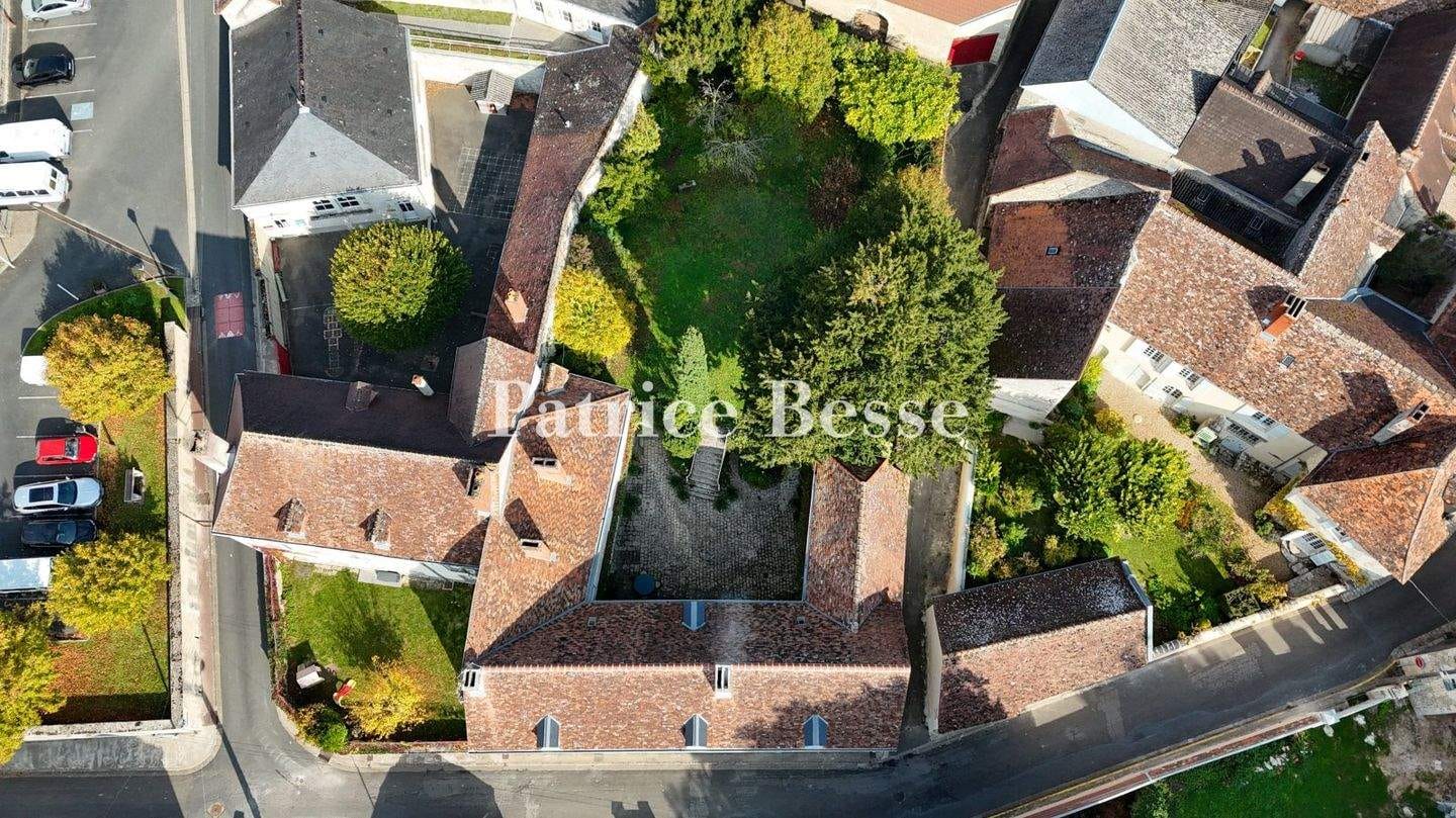 Immobilie in Meißner - A beautifully restored house with a court and gardens, nestled in a historical town in an area recalling Tuscany in France's Touraine province - ref 5 - Bild 1