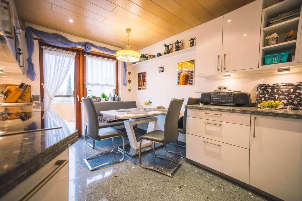 Immobilie in Plankstadt - Top 3-Zimmer ETW mit Balkon, Garage geräumiger Werkstatt und Gartenanteil - Bild 1