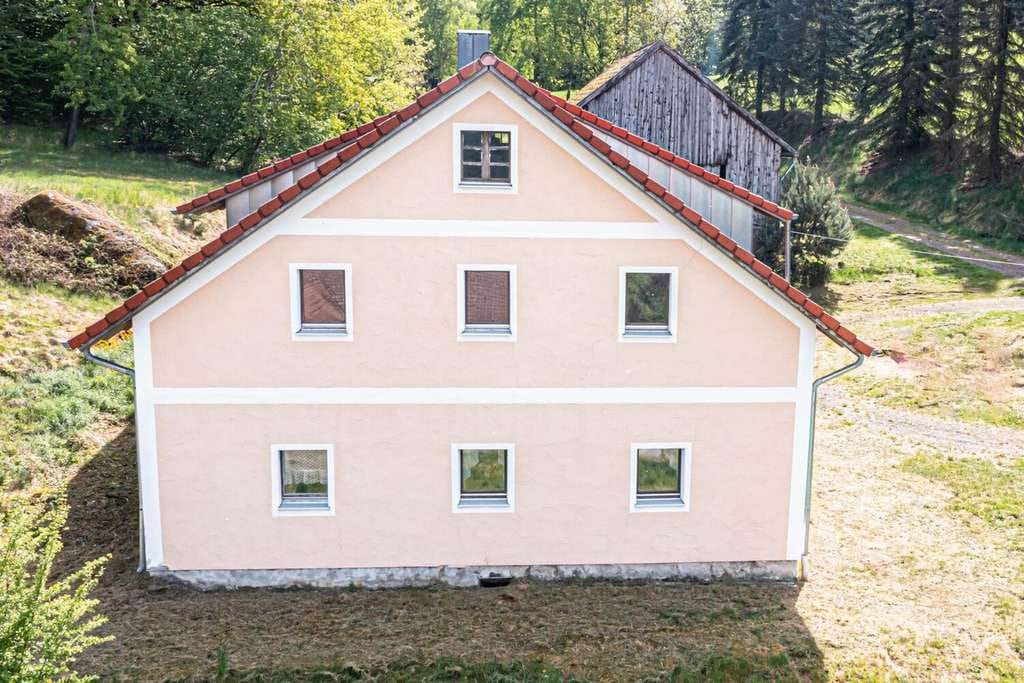 Immobilie in Zell - Charmantes Zweifamilienhaus mit großem Grundstück, Waldanteil und viel Potenzial - Bild 3