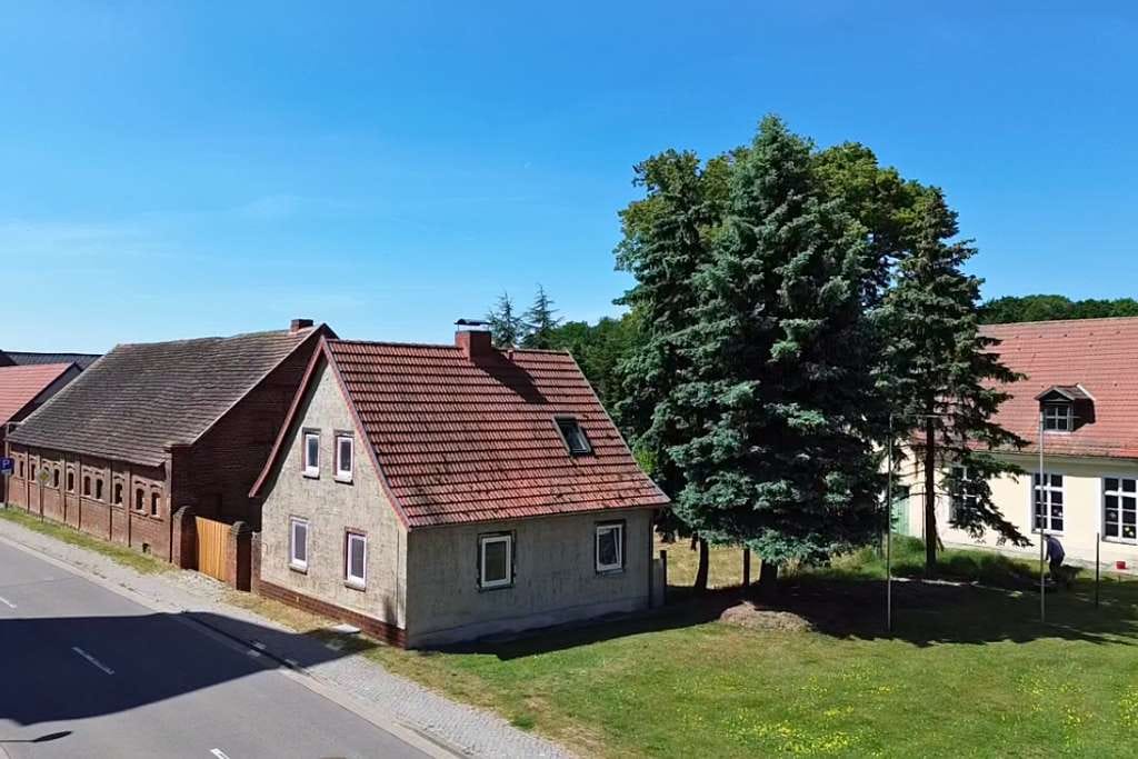 Immobilie in Wust-Fischbeck - Rohbau-Einfamilienhaus + denkmalgeschützter Pferdestall – ideal für Selbermacher - Bild 2
