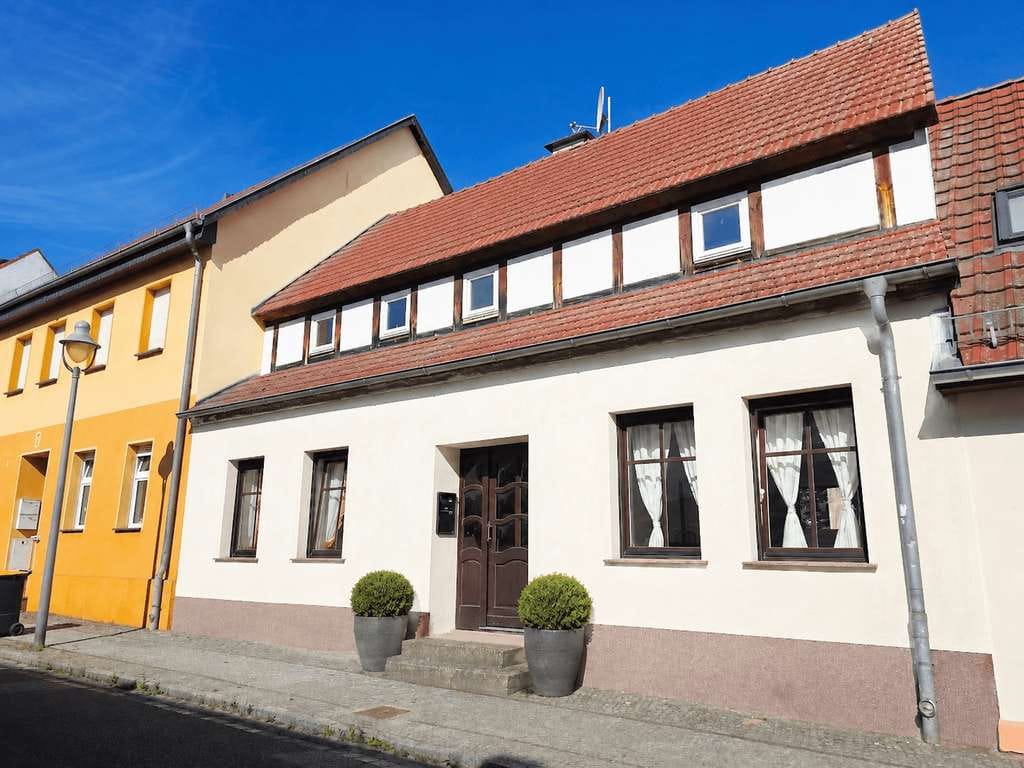 Immobilie in Zehdenick - Viel Platz hinter historischer Stadtkulisse – Stadthaus mit Garten, Innenhof und Ausbaupotenzial - Bild 0