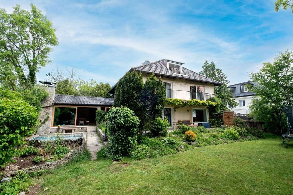 Immobilie in Grünwald - Eine Villa mit Geschichte und Zukunft auf 1.035 m² Eckgrundstück in Grünwald - Bild 0