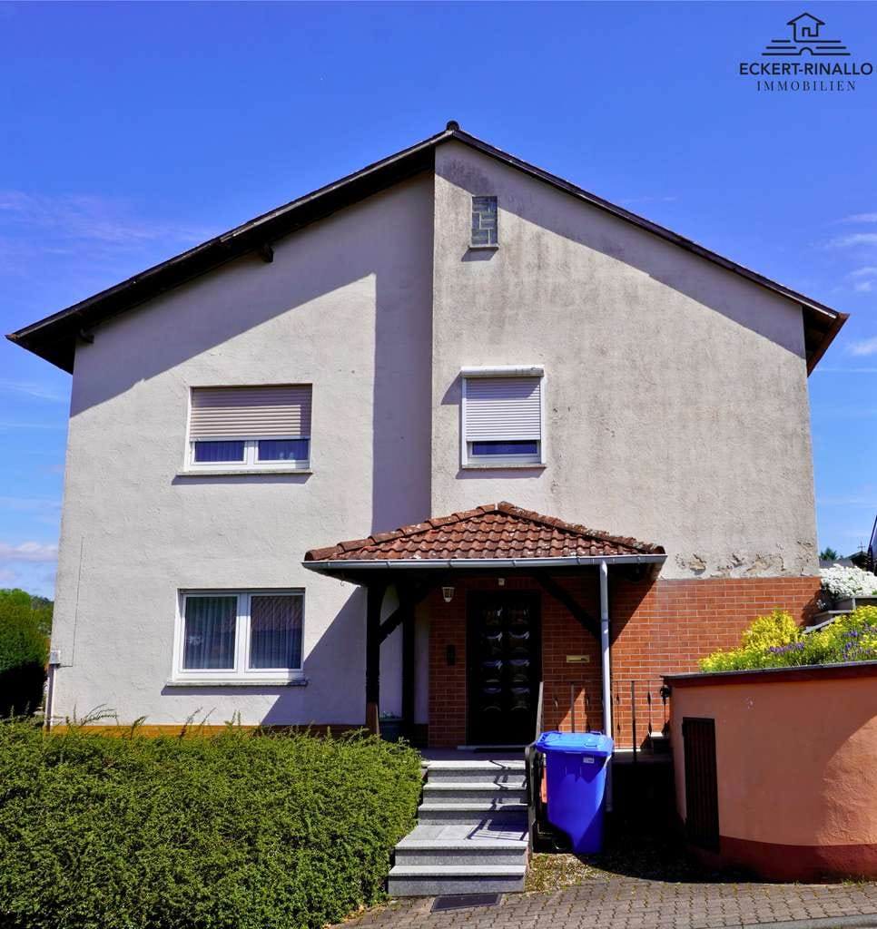 Immobilie in Lützelbach - Eckert-Rinallo Immobilien: Freistehendes Haus mit tollem Ausblick am Ortsrand von Seckmauern - Bild 2