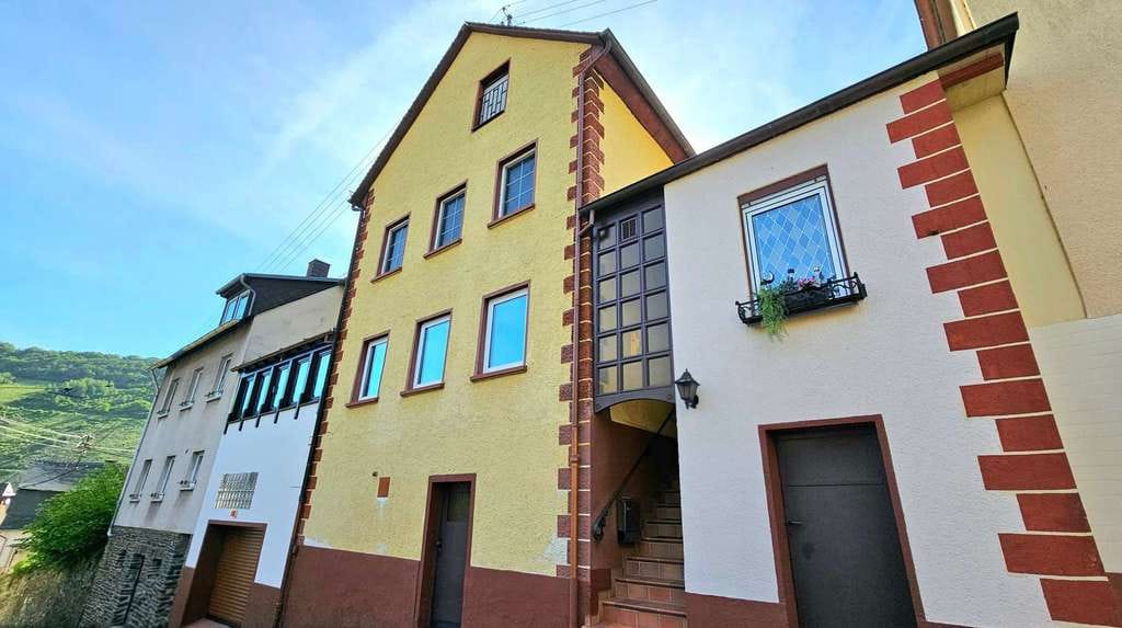 Immobilie in Briedel - Renoviertes Einfamilienhaus mit Terrasse, Sauna, Garage und Weinbergblick in Briedel an der Mosel - Bild 0