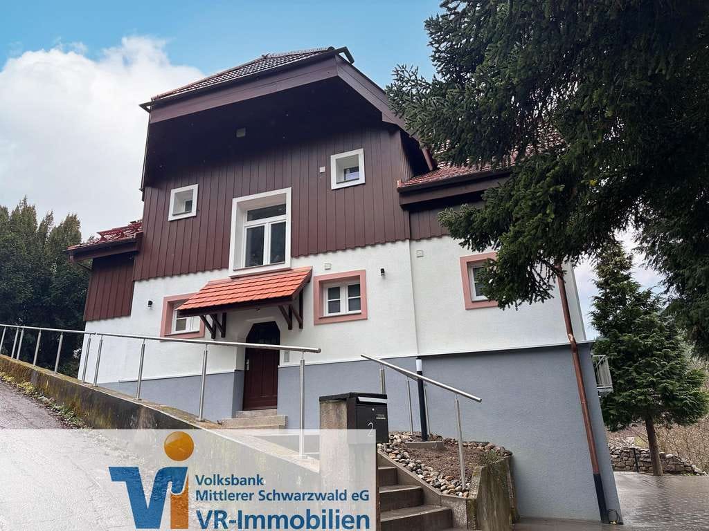 Immobilie in Hornberg - Wohnen mit Schwarzwald-Charme und Perspektive – modernisiertes 4‑Parteien‑Haus in Hornberg! - Bild 0