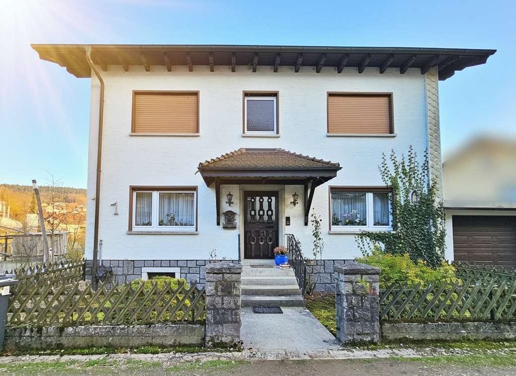 Immobilie in Abtsteinach - Traumhaftes Zweifamilienhaus mit Wohlfühl-Garten - Bild 1