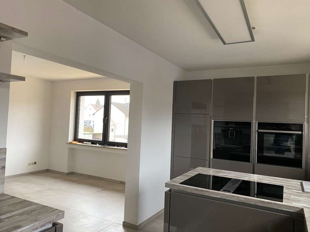 Immobilie in Burgau - Sonnige Wohnung mit 4,5 Zimmer, Schreinerküche & Stellplätzen I Ideal für Anleger & Eigennutzer - Bild 1