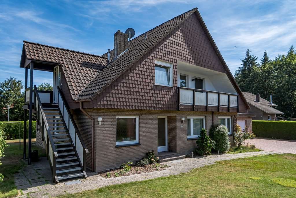 Immobilie in Hatten - Großes Zweifamilienhaus mit 2 Garagen - Bild 1