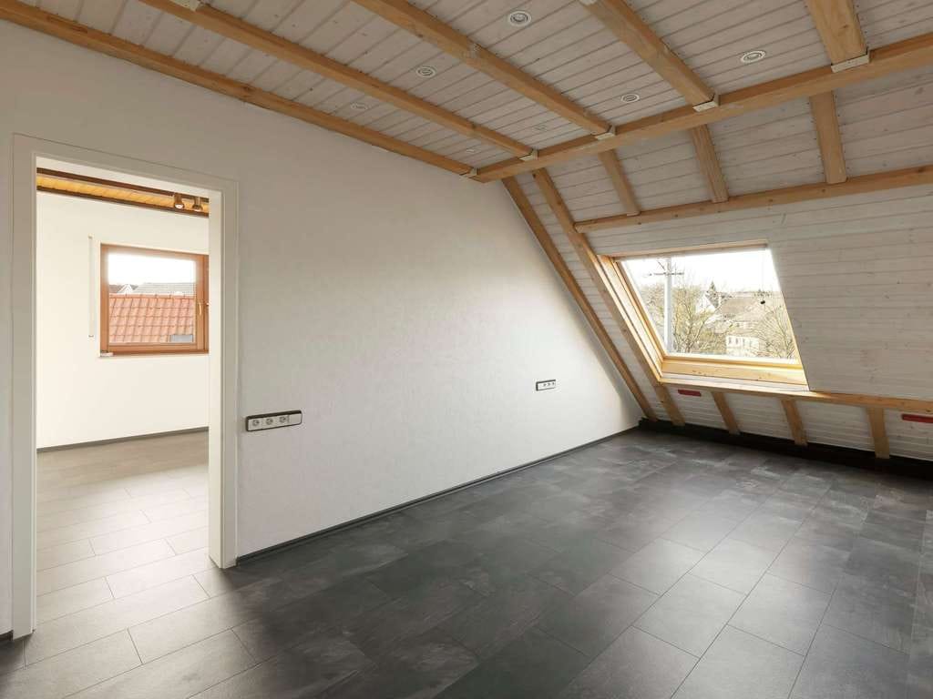 Immobilie in Wimsheim - Großzügige 4,5-Zimmer-Wohnung mit Balkon und ausgebautem Dachgeschoss - Bild 1