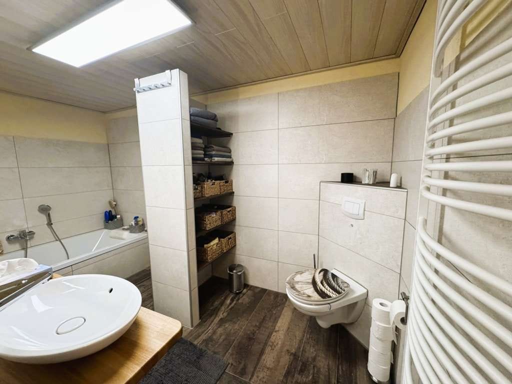 Immobilie in Hinte - Modernisiertes Wohlfühlhaus mit Garten, Garage, Doppelcarport und Werkstatt in ruhiger Warftenlage - Bild 5