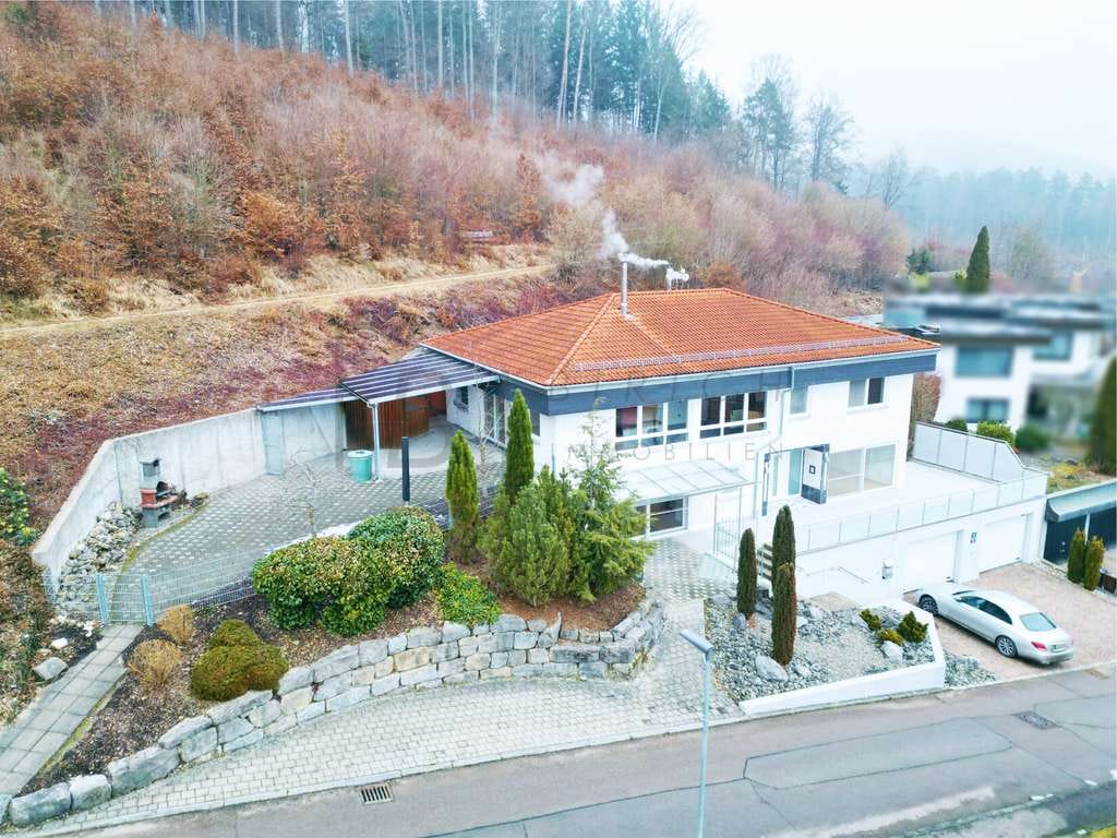 Immobilie in Schelklingen - Massiv gebautes Wohnhaus mit Einliegerwohnung, Kamin und Waldrandlage - Bild 2