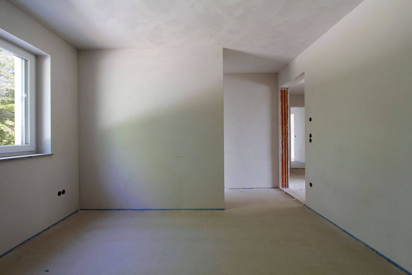 Immobilie in Ehekirchen - NEUBAU! - Topmoderne Balkonwohnung mit zwei TG-Stellplätzen + KfW40 QNG  - Bild 3