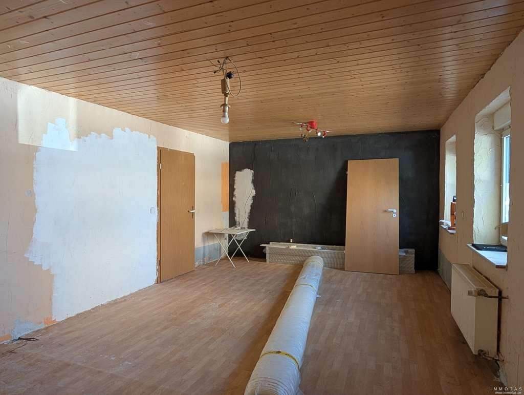 Immobilie in Schiffweiler - Gemütliches Einfamilienhaus mit Garten, Balkon & viel Potenzial in Schiffweiler - Bild 2