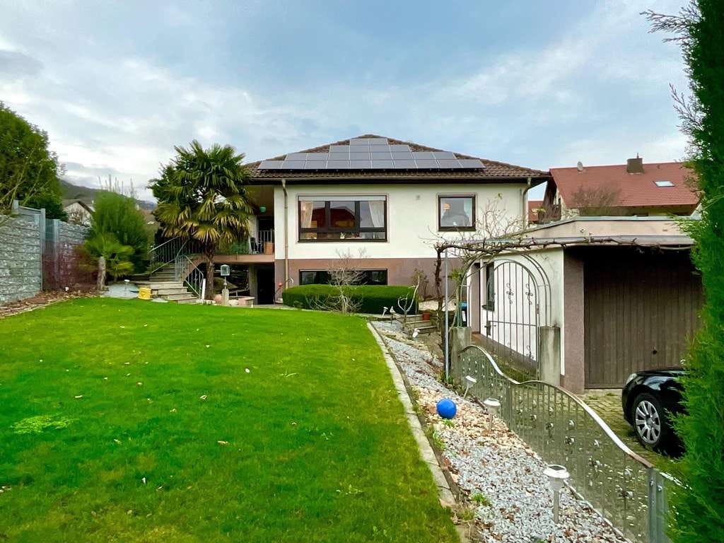 Immobilie in Maikammer - Eleganter Zweifamilien-Bungalow mit idyllischem Garten in bester Lage - Bild 0